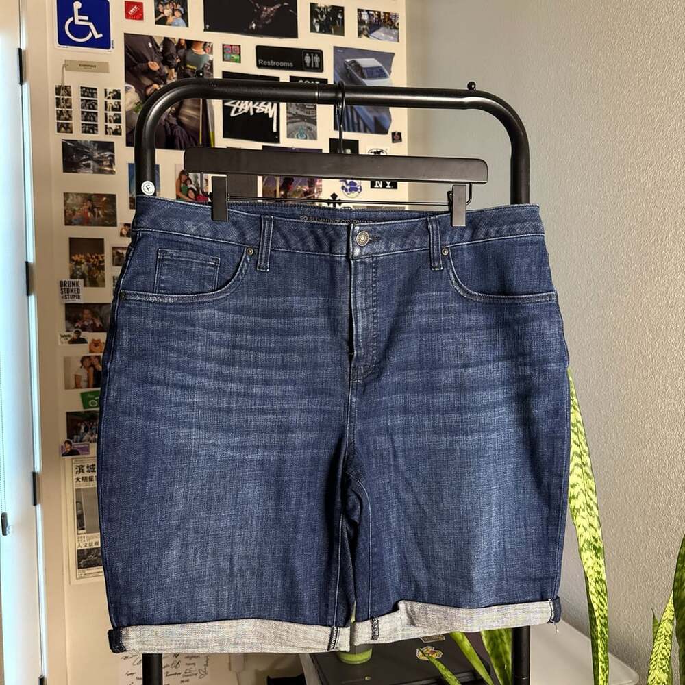 Chico's So Slimming Girlfriend Short Size 18 Dark Wash